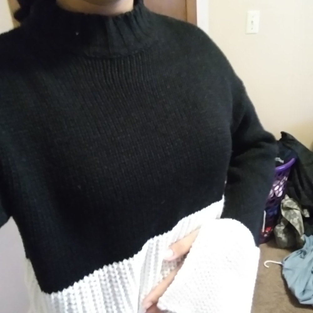 Med black and white crochet top